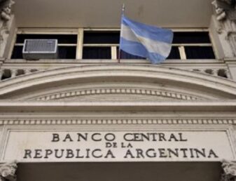 Dólar blue cae por debajo del oficial: primera vez en la historia