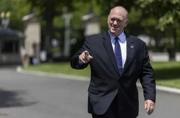 Tom Homan, conocido como ‘zar de la frontera’ de Donald Trump, a su salida de la Casa Blanca, el 20 de mayo de 2025. EFE/Shawn Thew