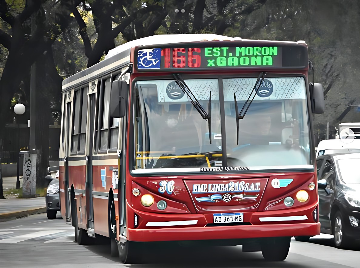 Colectivo de la línea 166 circulando durante el paro de colectivos en el AMBA por falta de pago de sueldos.