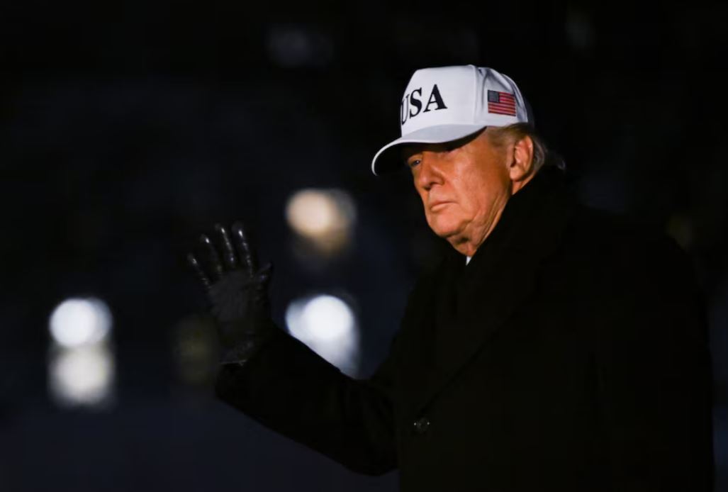 El presidente de Estados Unidos, Donald Trump, saluda con la mano mientras camina por el Jardín Sur de la Casa Blanca en Washington D.C.