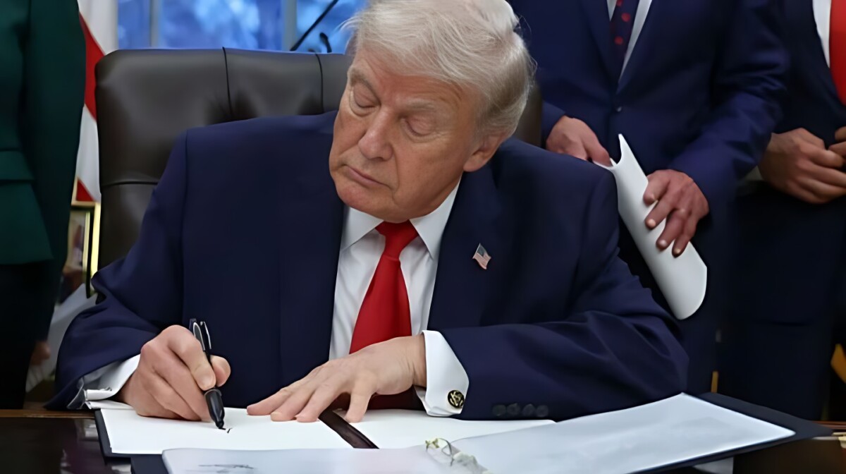 Donald Trump analizando el despliegue del Proyecto Vault de Trump para la seguridad mineral.