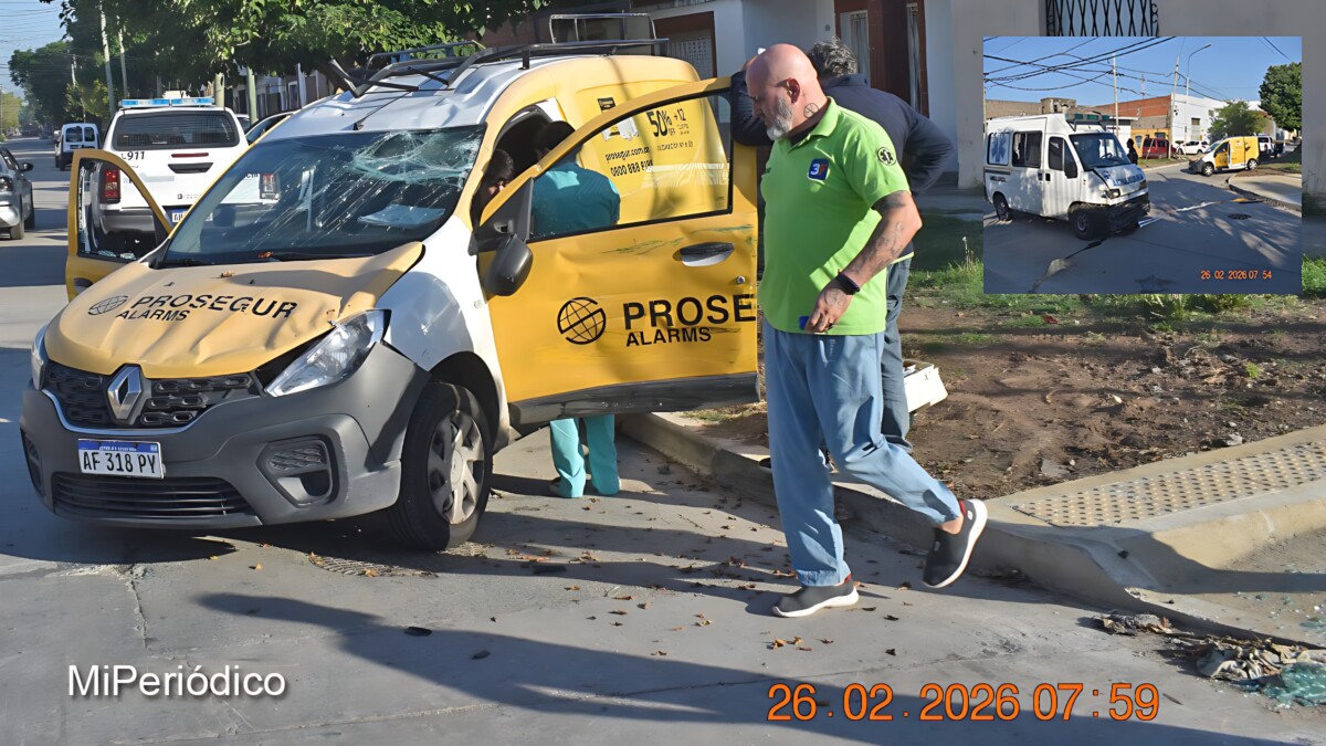 Choque en Tres de Febrero entre una Kangoo de Prosegur y una ambulancia en el cruce de Florida y Churruca.