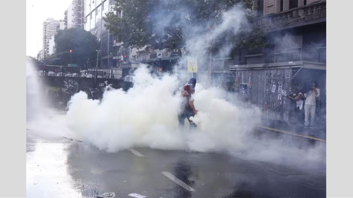 Manifestantes detenidos en el Congreso en medio de incidentes y escena de la cadena de Pietragalla.
