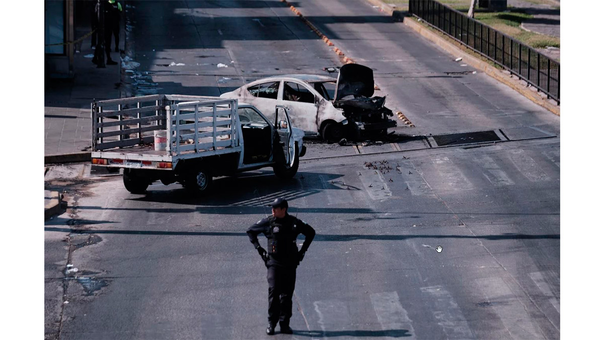 Bloqueo con vehículos incendiados por el Cártel Jalisco Nueva Generación tras la muerte de su líder.