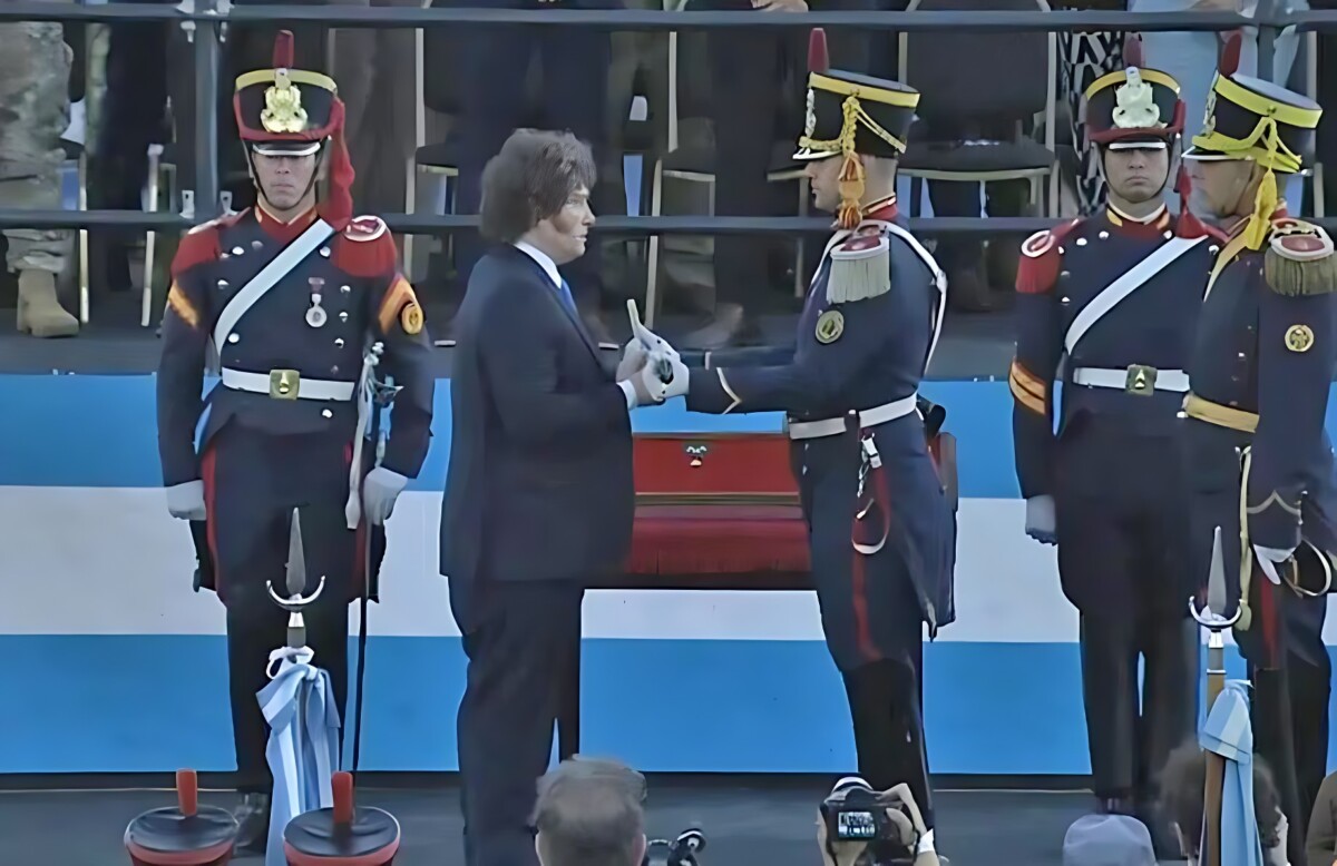 Traslado del sable de San Martín: Javier Milei junto a los Granaderos a Caballo en San Lorenzo.