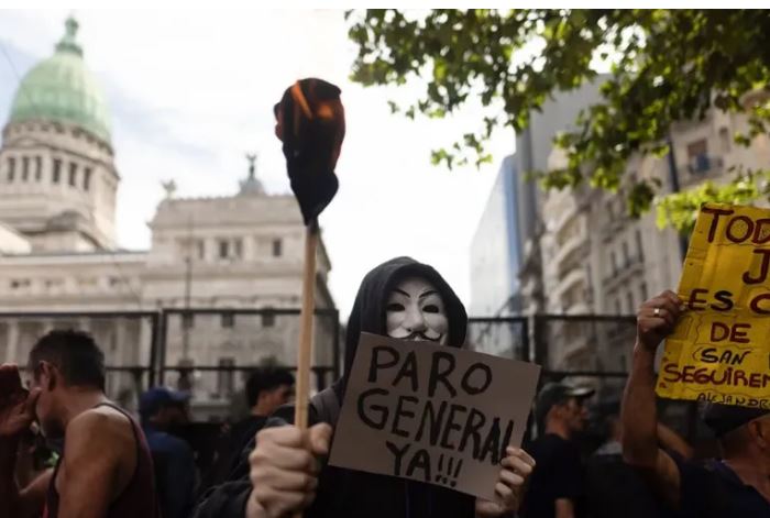 Huelga contra la reforma laboral convocada por el triunvirato de la CGT en Buenos Aires frente al Congreso.