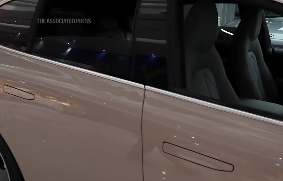 China prohíbe manijas ocultas en autos eléctricos por fallas de seguridad en puertas electrónicas.