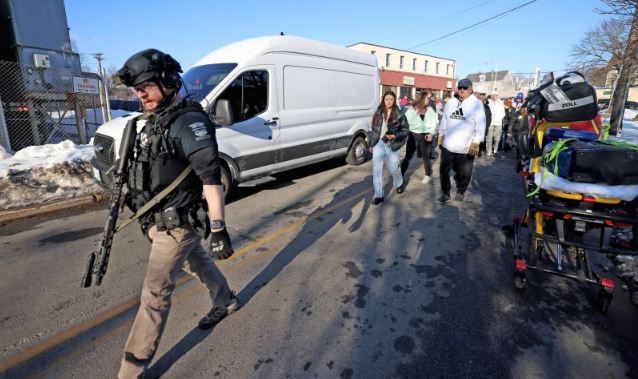 Tiroteo en Rhode Island: Perímetro policial en el Dennis M. Lynch Arena tras el ataque en el partido de hockey.