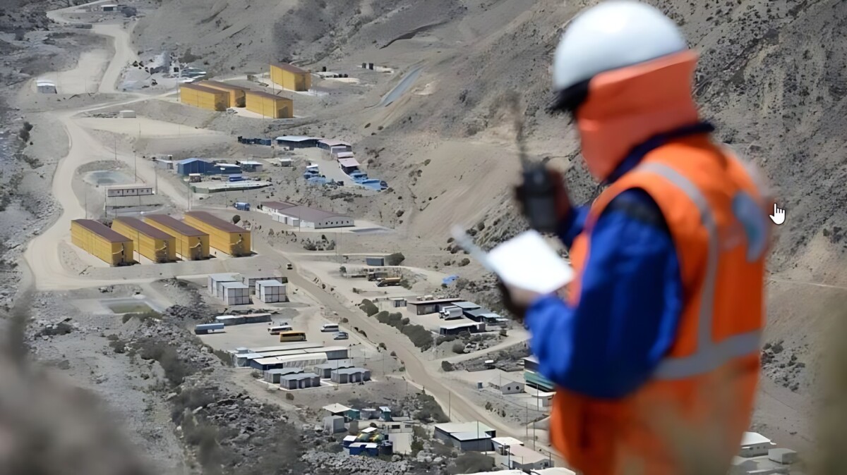Trabajadores mineros de la AOMA en sus labores - imagen referencial para nota sobre paritarias 2026.