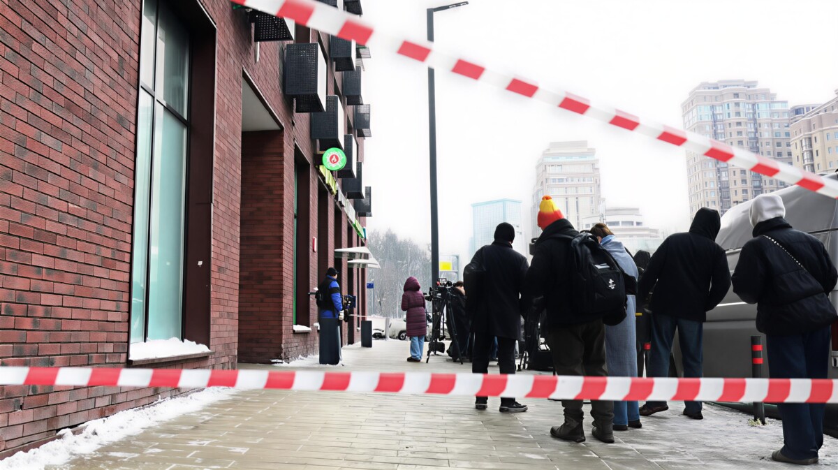 Investigadores en la entrada del edificio tras el ataque al subjefe de la inteligencia militar de Rusia en Moscú.