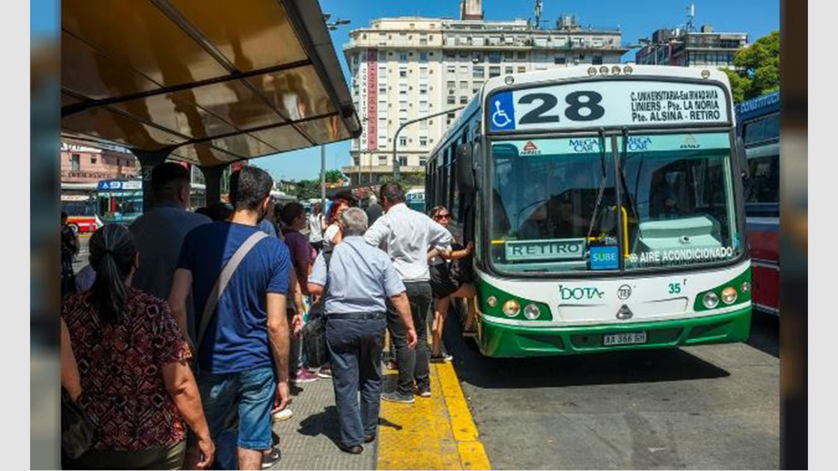 Pasajeros subiendo a un colectivo en el AMBA tras el aumento de la tarifa de colectivos en el AMBA vigente desde hoy.