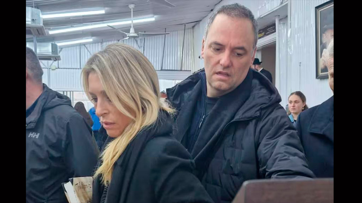 Manuel Adorni durante la polémica por el viaje de Adorni en avión presidencial junto a su esposa.