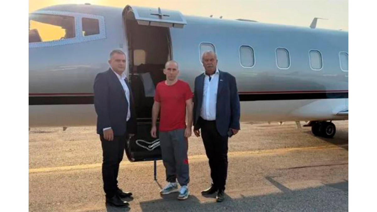 El gendarme Nahuel Gallo liberado junto a directivos de la AFA frente a un avión privado.