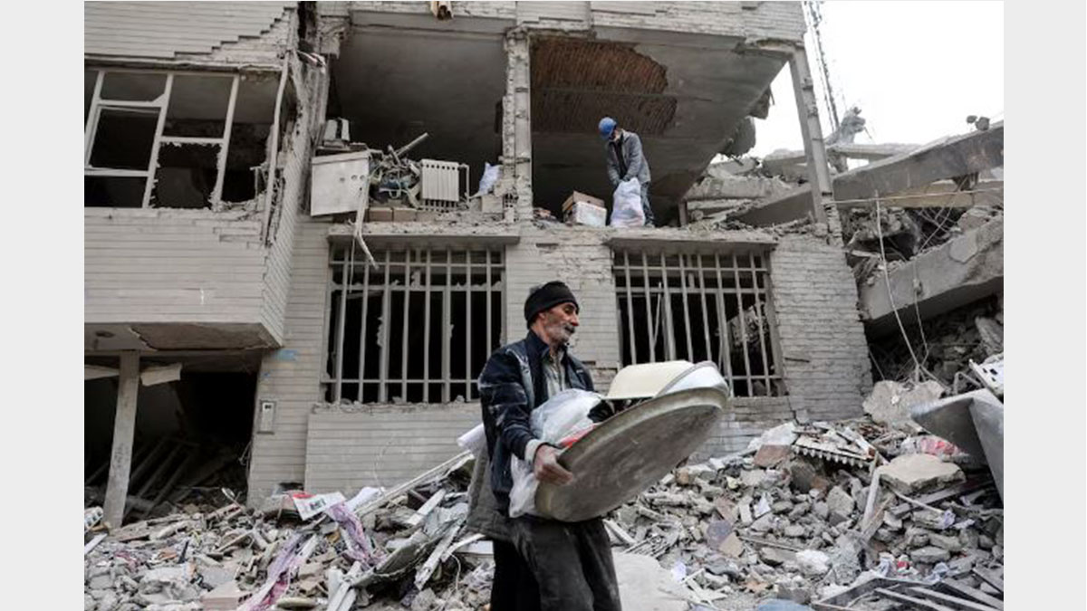 Hombre camina entre escombros en Teherán mientras Trump e Irán rechazan intentos de alto el fuego tras los ataques.