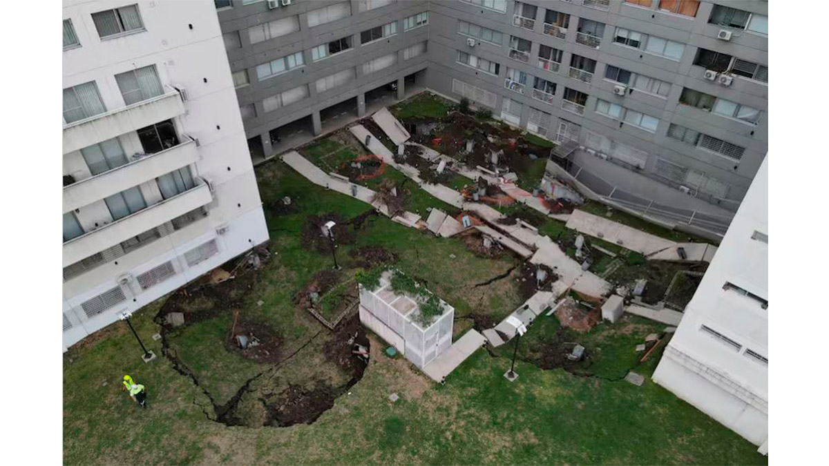 Derrumbe en Parque Patricios: vista de los 60 autos aplastados por la losa en el complejo Estación Buenos Aires.
