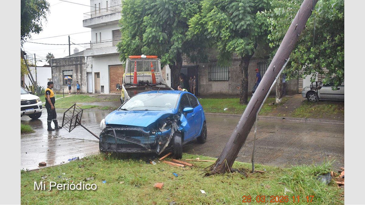 Daño estructural en poste de telefonía tras un choque en Loma Hermosa con operativo de Defensa Civil y Policía de Tres de Febrero.