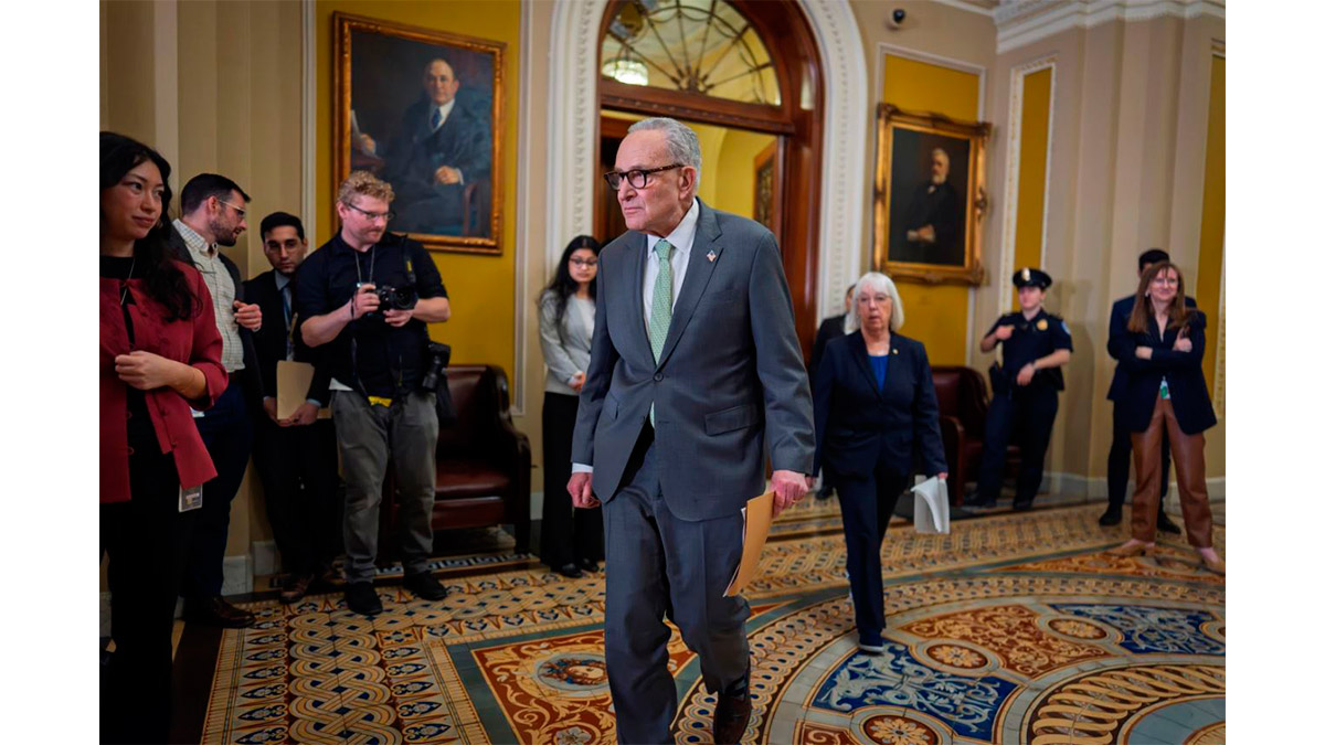 El líder demócrata Chuck Schumer llega al Capitolio para debatir sobre la guerra con Irán.