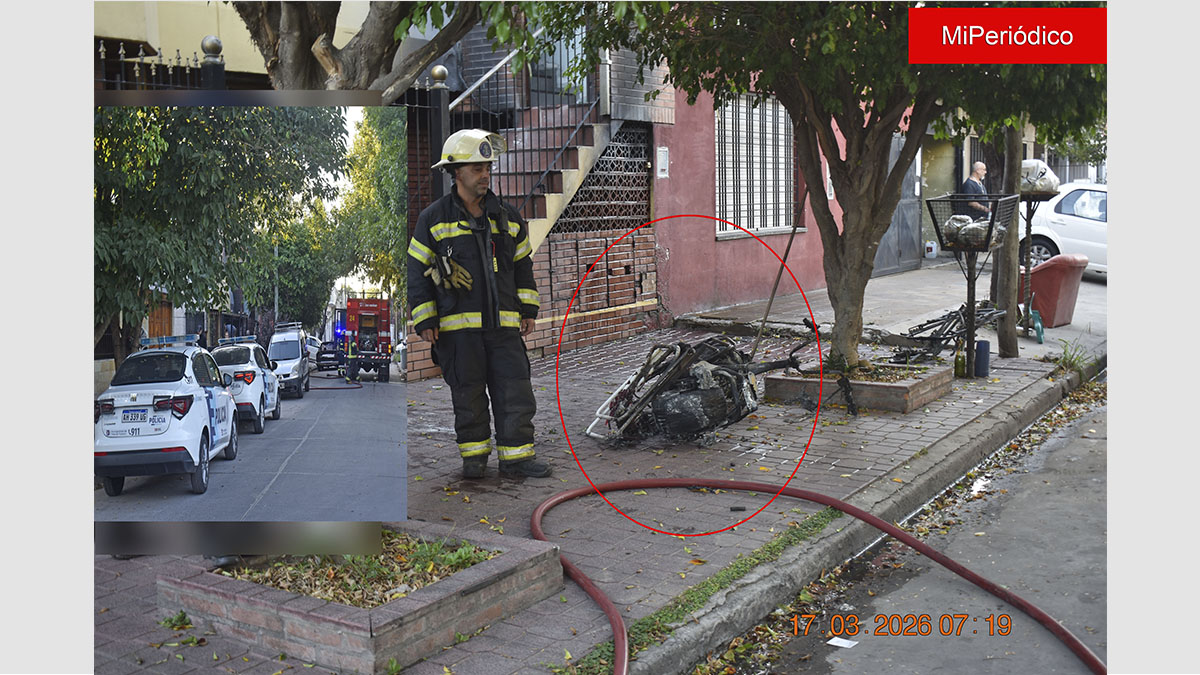 El oficial Leonardo De Giorno, subencargado del Destacamento de Bomberos de Loma Hermosa, junto al monopatín eléctrico totalmente calcinado tras un incendio en Tres de Febrero.