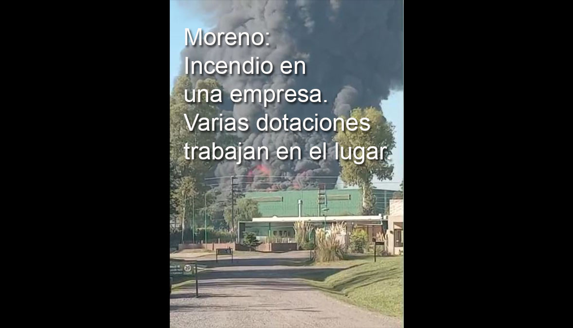 Incendio en Moreno: llamas y columna de humo en fábrica de químicos de Francisco Álvarez
