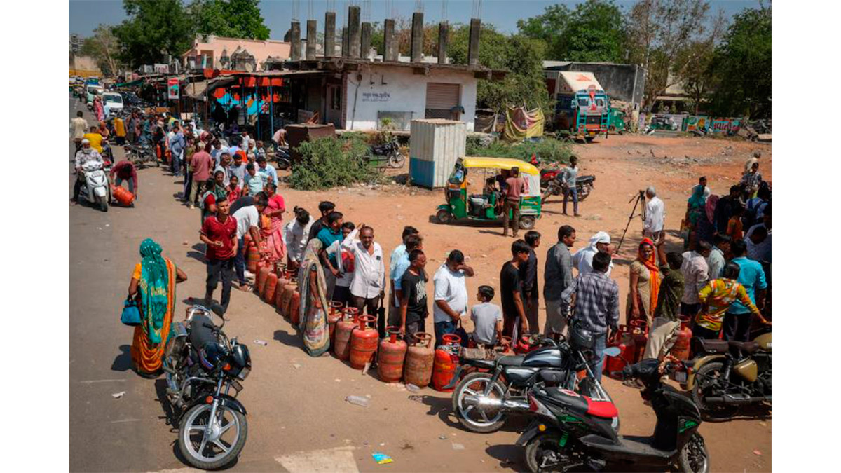 Largas filas de personas con cilindros vacíos por la escasez de GLP en India.