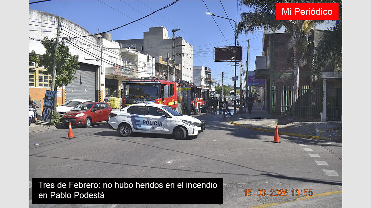 Patrullero y bomberos trabajando en un incendio residencial en la calle Presidente Juan Domingo Perón, en Pablo Podestá, Tres de Febrero.