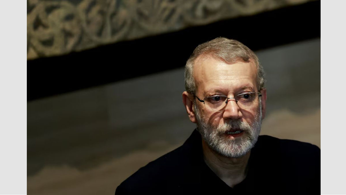 Ali Larijani en conferencia en Beirut tras reunión oficial, en contexto de muerte jefe iraní