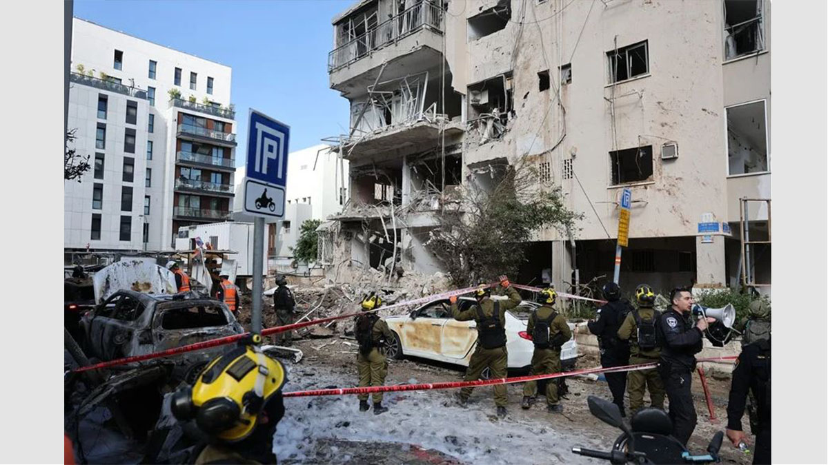 Ataque con misiles en Tel Aviv donde Irán lanza misiles contra objetivos militares.