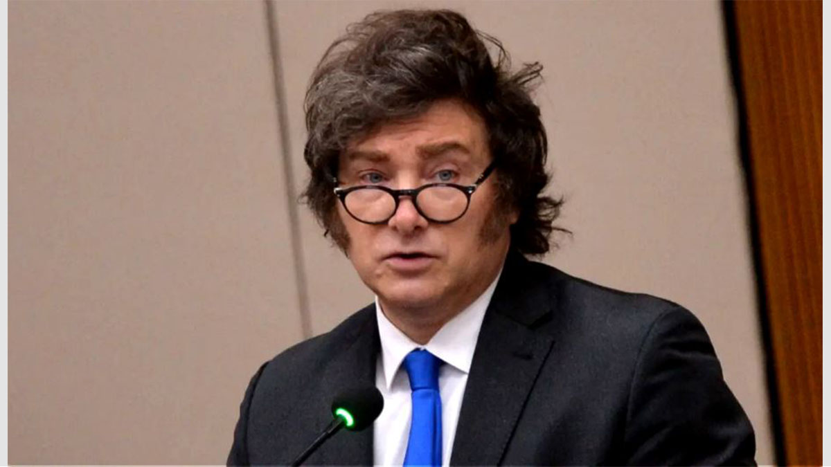 Retrato del presidente Javier Milei, cuya imagen positiva cae ante el avance de las 4 etapas del ajuste detalladas por El Economista.