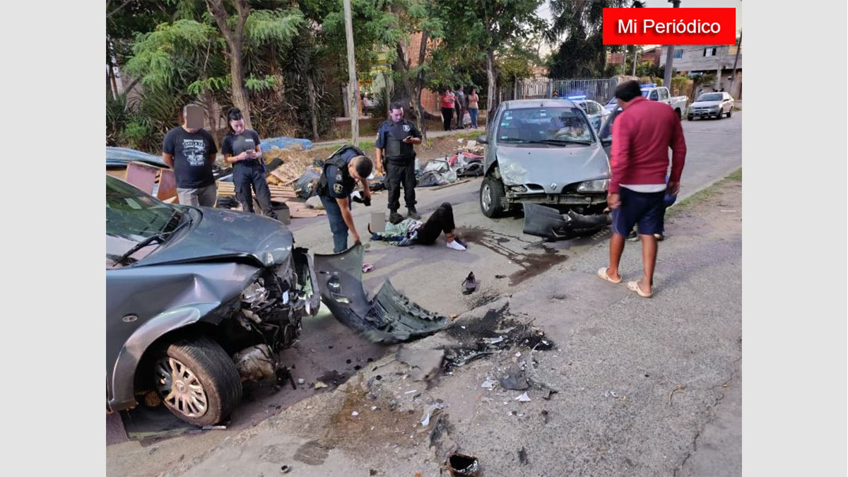 Choque en Tres de Febrero con auto robado, presencia policial y aprehendido esposado tras el impacto