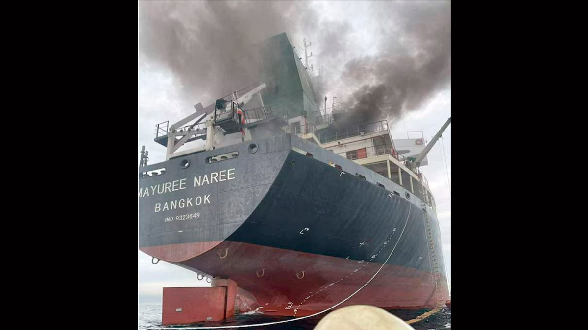 Un petrolero navega por el Estrecho de Ormuz, zona donde se registraron múltiples ataques a barcos en medio de la escalada militar entre Irán, Estados Unidos e Israel.