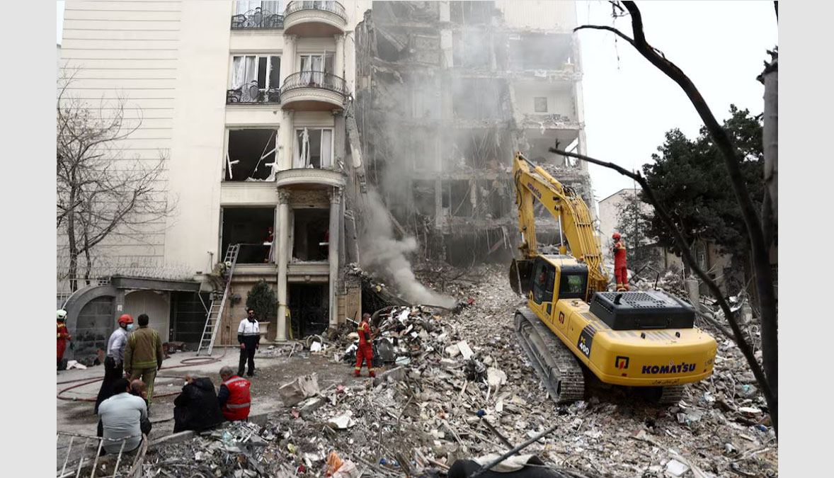 Vista de un edificio residencial dañado por un ataque en Teherán, Irán, el 23 de marzo de 2026, en el marco del conflicto entre Estados Unidos e Israel con Irán, que afecta el plan de paz estadounidense. Foto de Majid Asgaripour/WANA vía REUTERS.