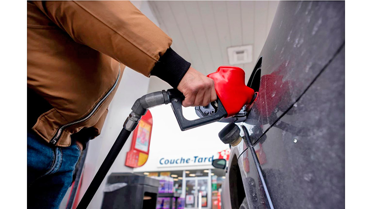 Los precios del petróleo superaron los 100 dólares por barril el domingo por primera vez en más de tres años y medio. La guerra con Irán obstaculiza la producción y el transporte marítimo en Medio Oriente.