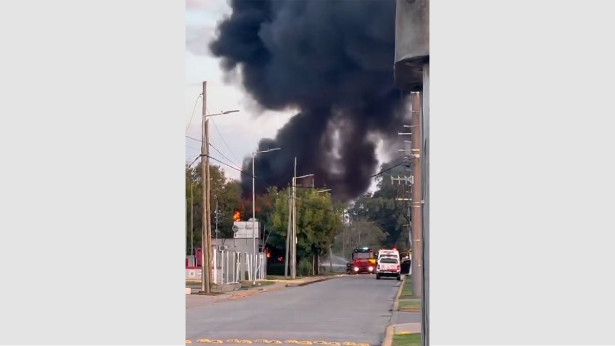 Incendio en Pilar en la planta Nueva Energía S.A. con bomberos trabajando.