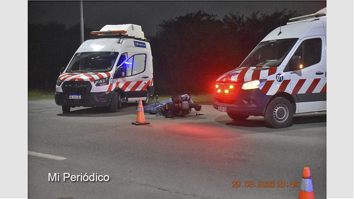 Un hombre sin vida yace junto a su moto sobre la avenida General Soler, custodiado por dos vehículos de seguridad del Camino del Buen Ayre tras el accidente fatal en Tres de Febrero.