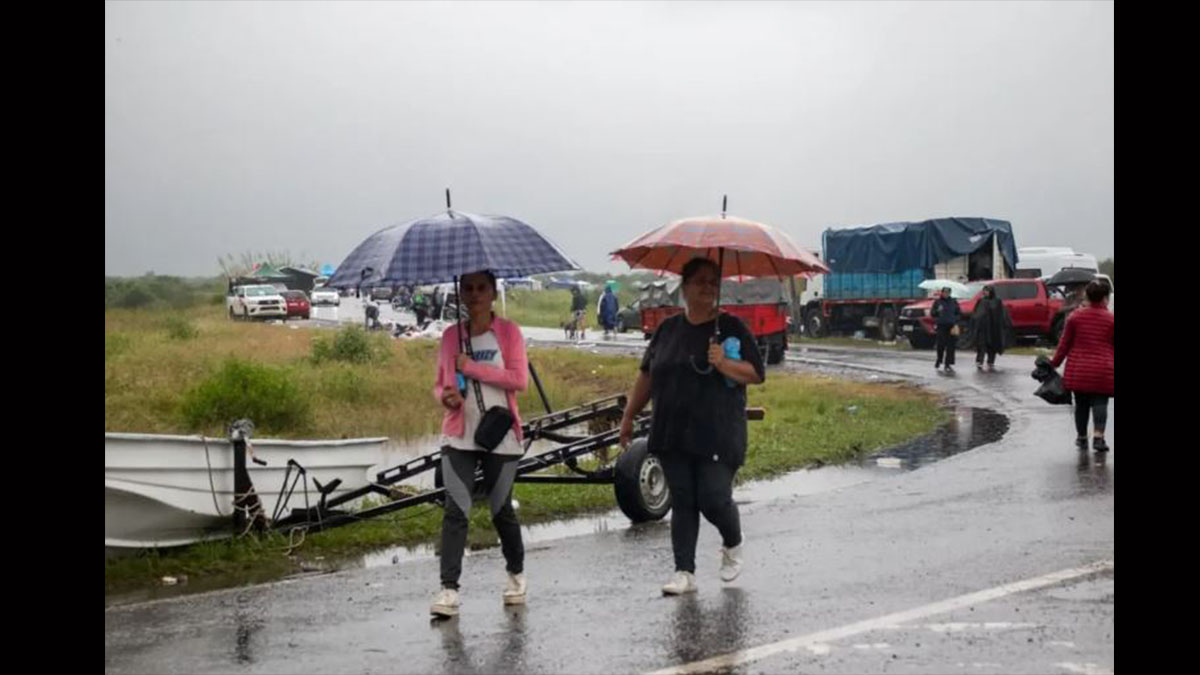 Inundaciones en Tucumán: calles y viviendas anegadas tras fuertes lluvias en el sur de la provincia.