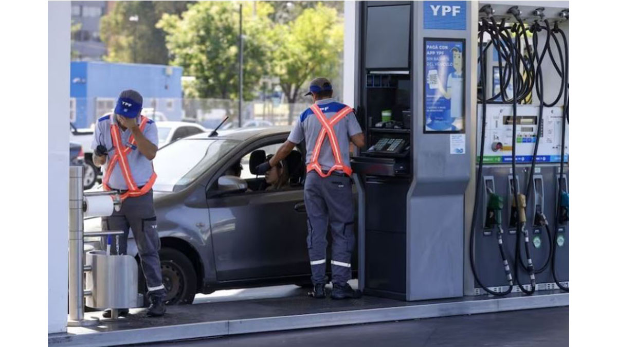 Surtidor de estación de servicio en Argentina con nuevos precios mientras se aplica el micropricing de YPF tras la suba internacional del petróleo.