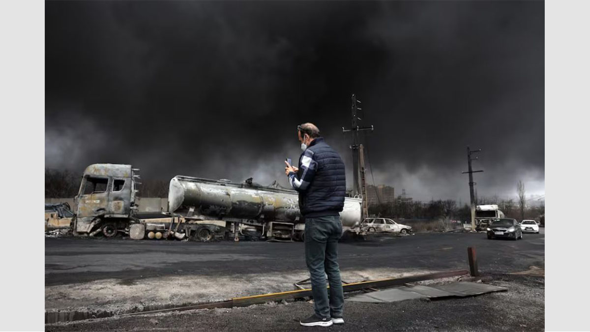 Humo en la refinería Shahran tras el ataque en Teherán durante el dominio petrolero global y guerra con Irán.
