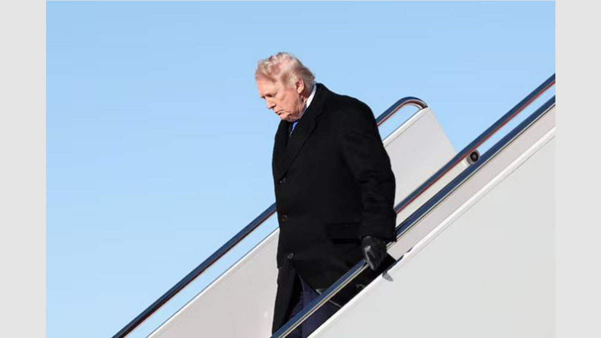 Donald Trump desciende del Air Force One reflejando la caída en la Aprobación de Donald Trump.