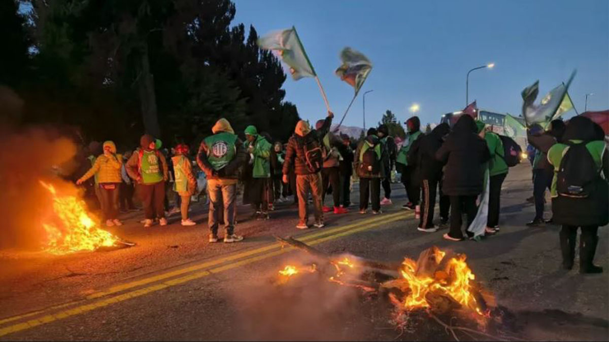 Manifestación en el aeropuerto de Bariloche durante el paro nacional de ATE.