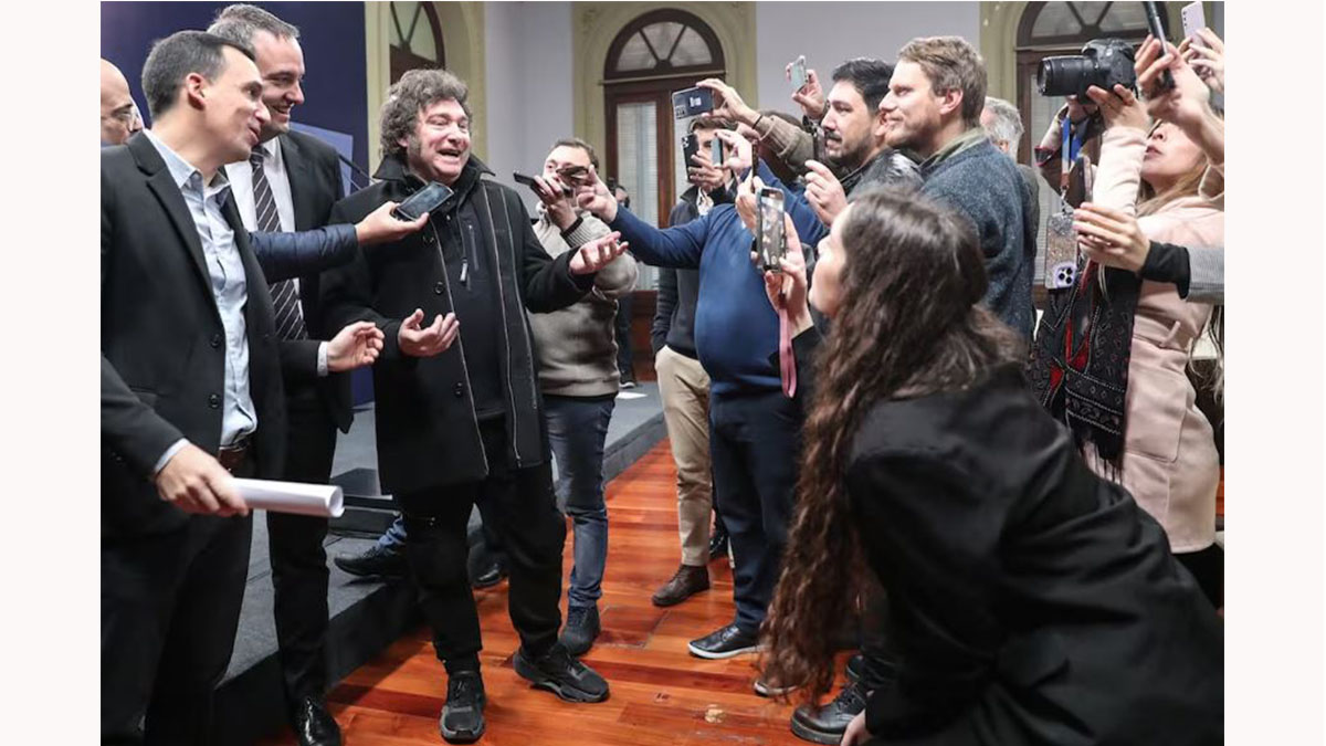 Periodistas acreditados aguardan frente a Casa Rosada tras la prohibición de acceso a la prensa en Casa Rosada.
