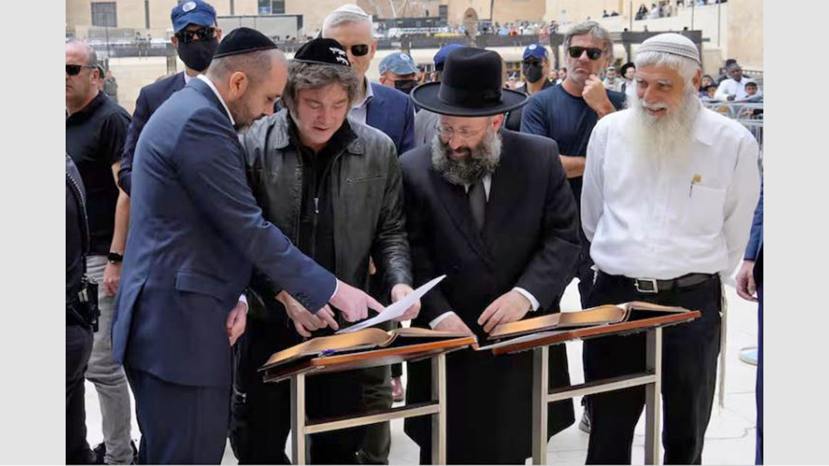 Javier Milei en Israel rezando en el Muro de los Lamentos durante su visita oficial