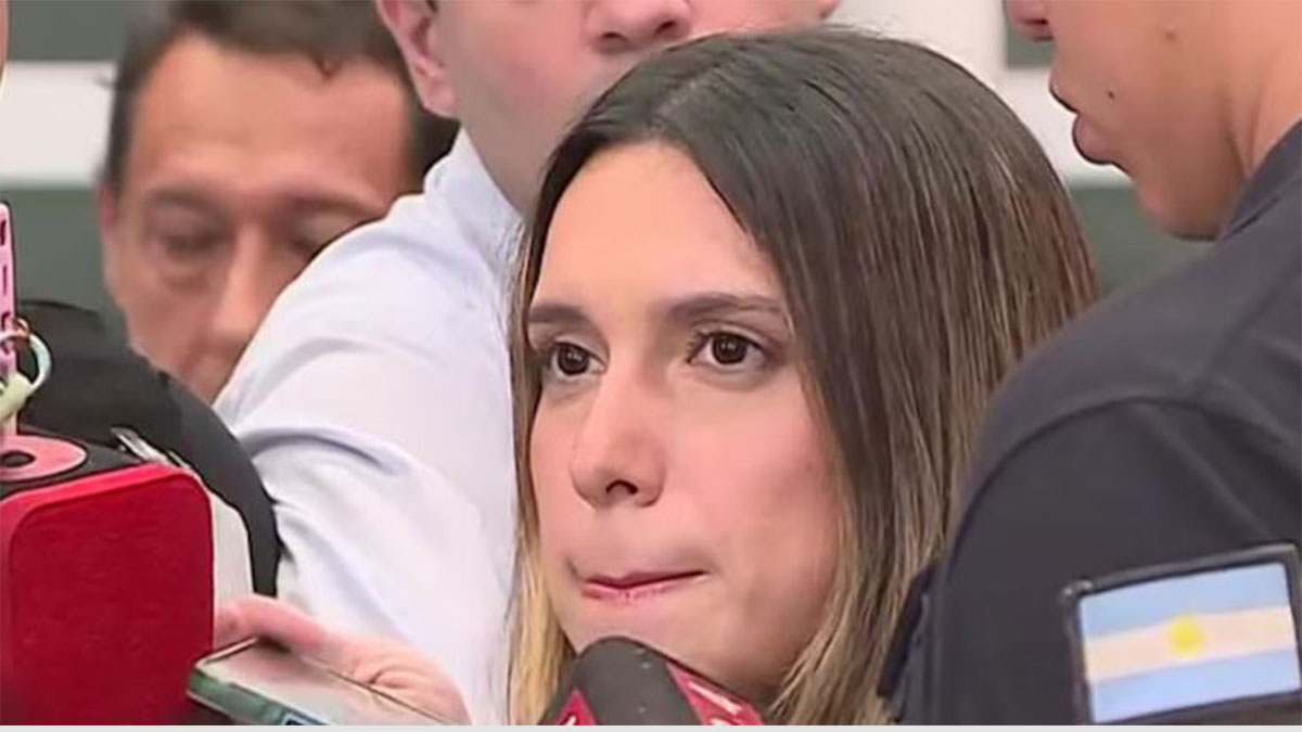 Páez regresó a Argentina y sonríe a su llegada al Aeroparque Jorge Newbery de Buenos Aires tras su calvario judicial en Brasil.