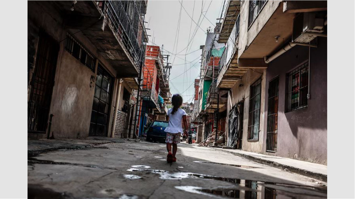 Niños en situación de pobreza infantil en Argentina según el informe EDSA-UCA 2025