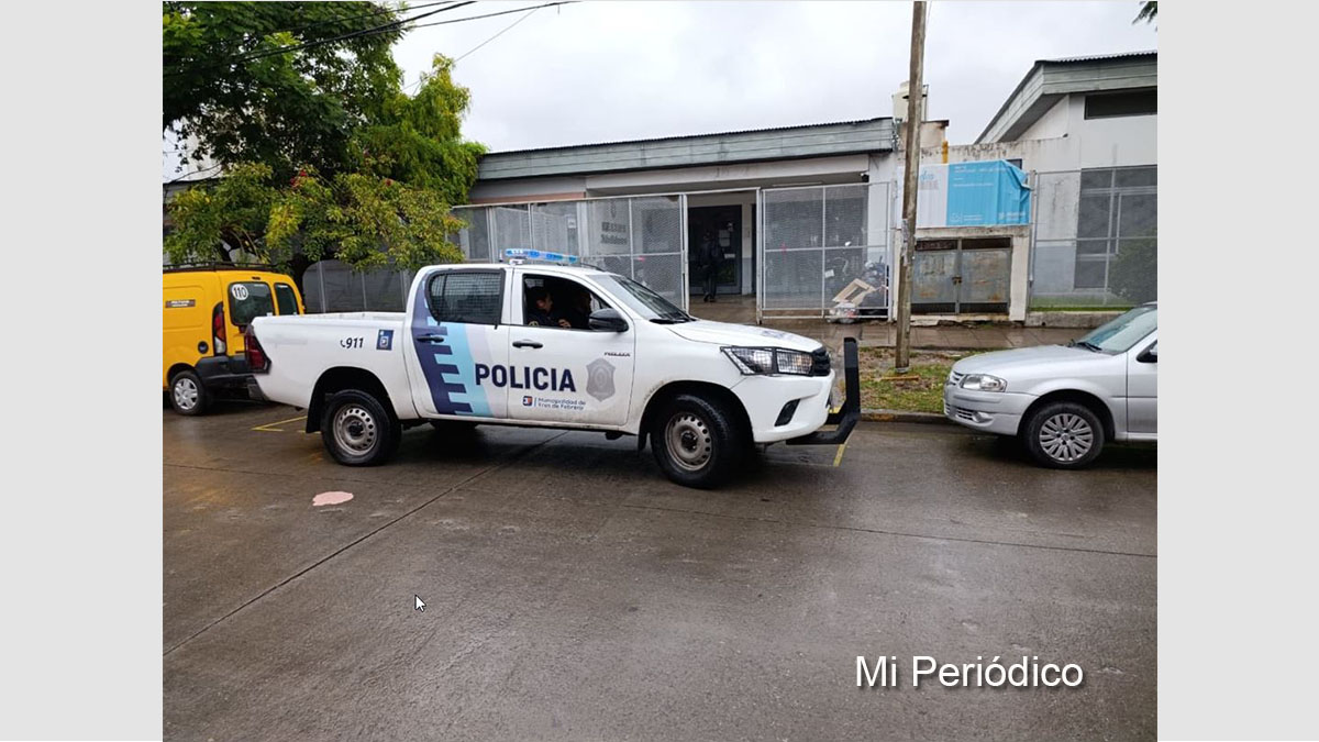 Amenazas en escuela de Tres de Febrero: patrullaje policial preventivo frente al establecimiento del barrio El Libertador.