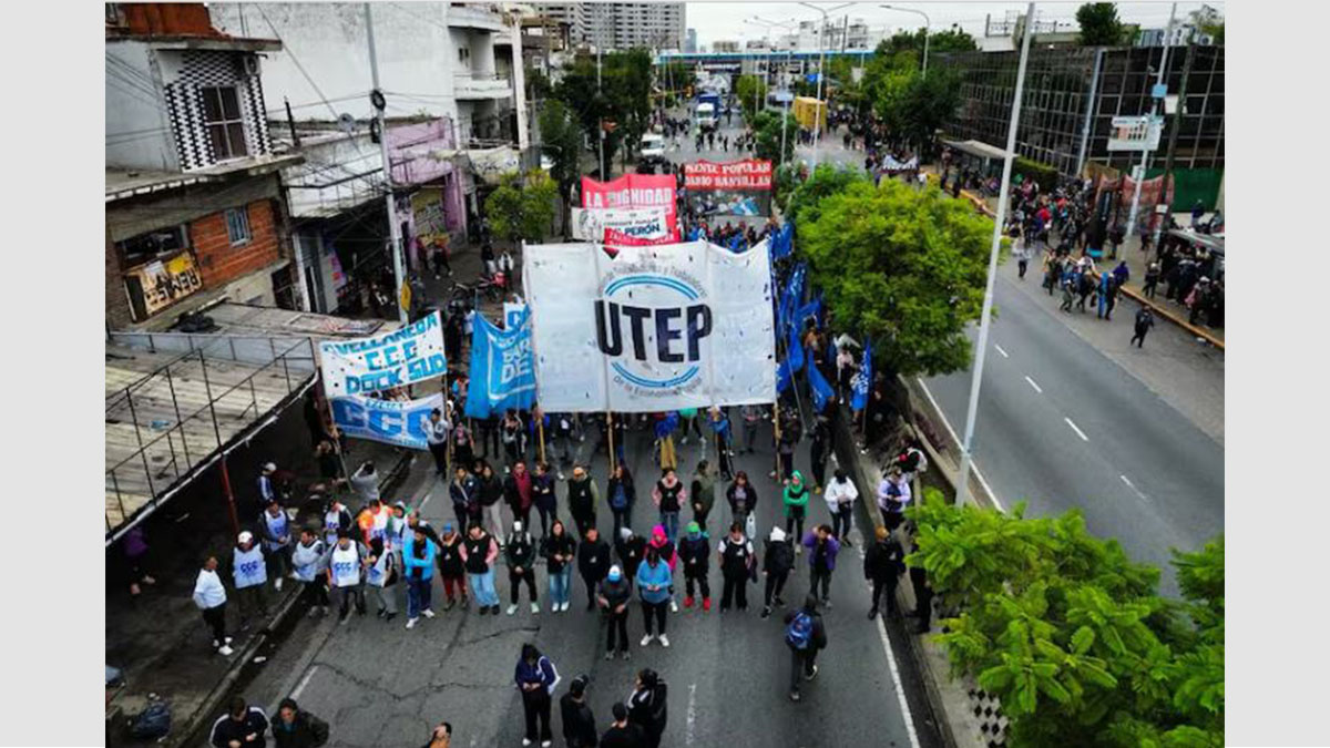 Organizaciones sociales en el Puente Pueyrredón durante la protesta de piqueteros.
