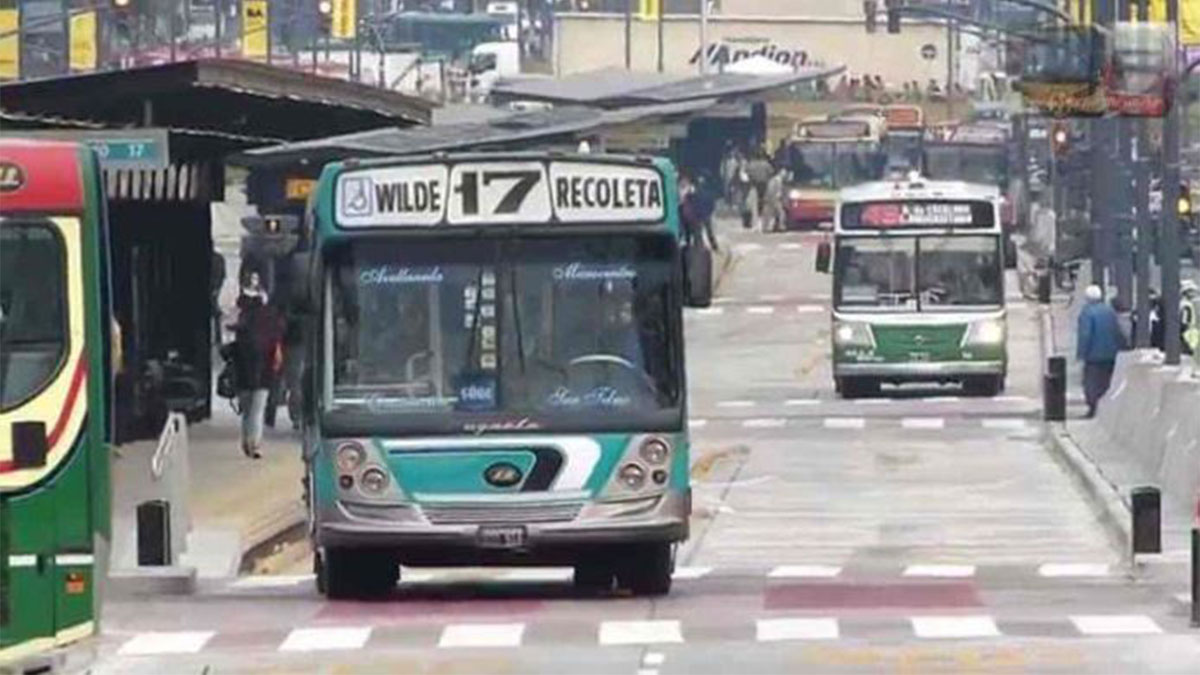 Colectivos AMBA detenidos en parada del conurbano bonaerense por reducción de frecuencias