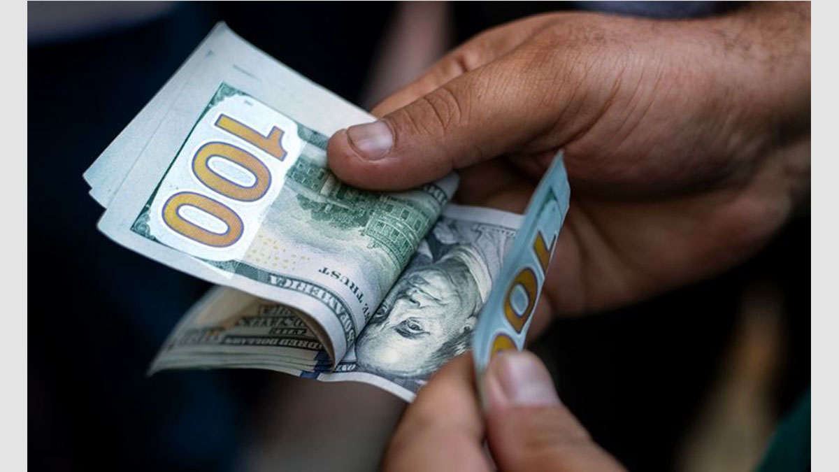 Montaña de billetes de dólares estadounidenses que representan la cotización actual del dólar oficial en Argentina.