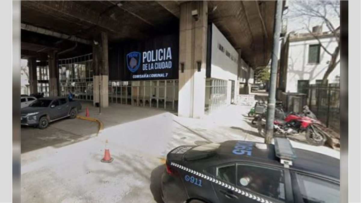 Tragedia en Flores: operativo policial debajo de la autopista tras la caída del cartel.