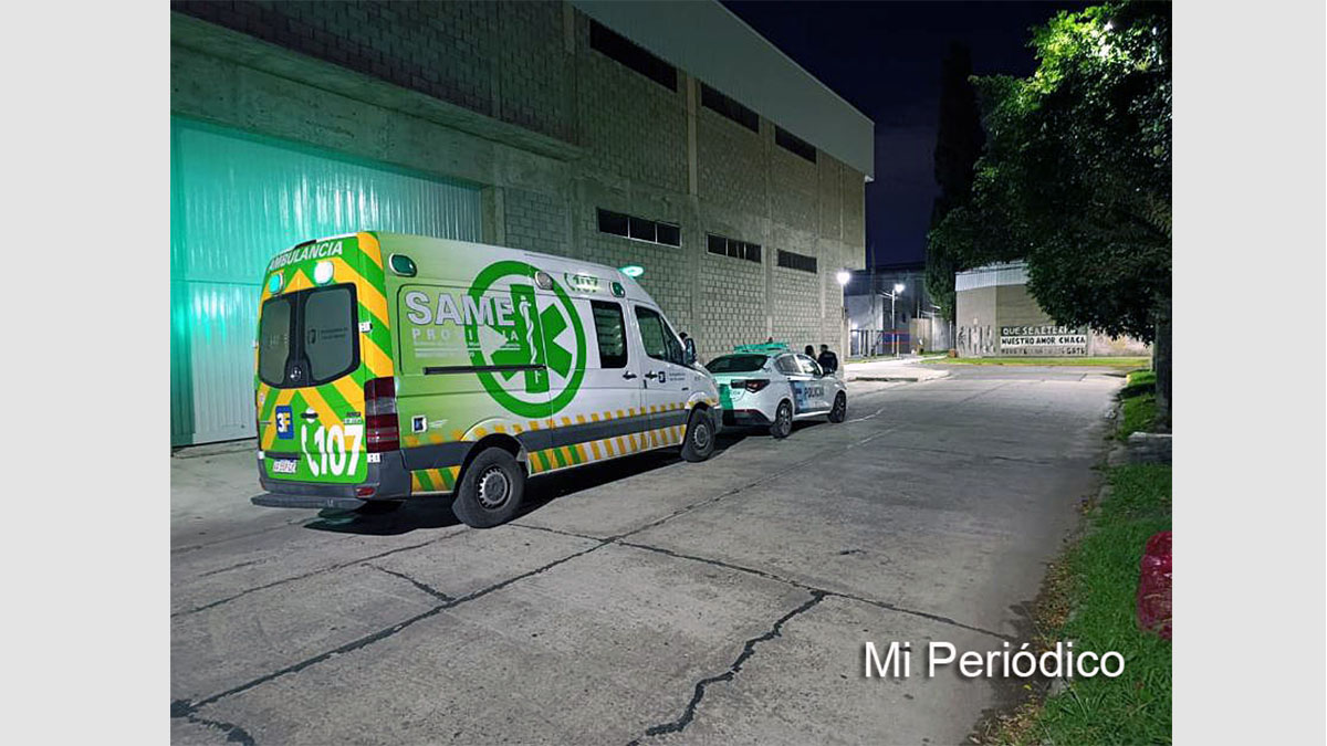 Personal del SAME y el Comando de Patrulla asistiendo a un hombre herido por la inseguridad en Tres de Febrero.