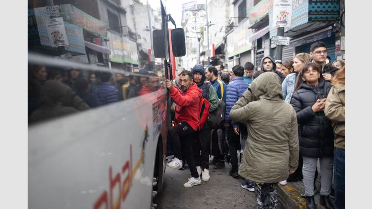 Pasajeros esperando en las paradas debido a la Retención de tareas de choferes.